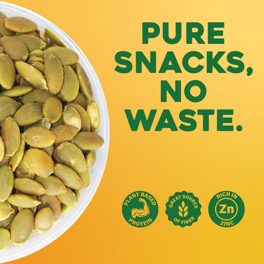 Mano sirviendo pepitas Sunbest Natural desde un bol como snack portátil y nutritivo