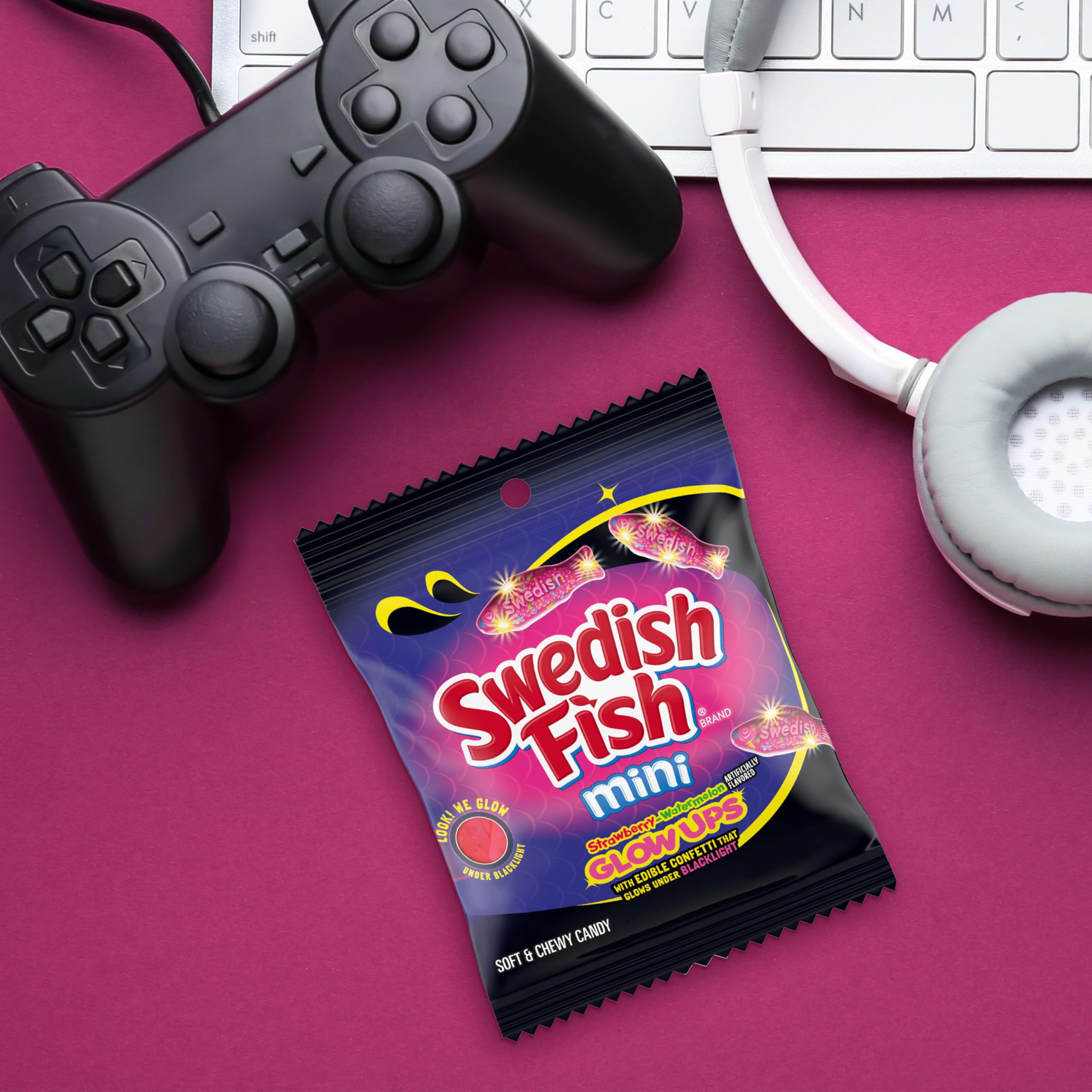 SWEDISH FISH textura de la gomita en primer plano, aspecto suave y masticable