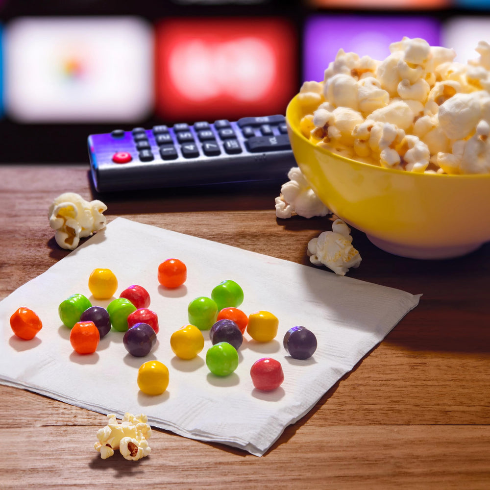 SweeTARTS en una mesa de fiesta con confeti, opción colorida para reuniones y eventos