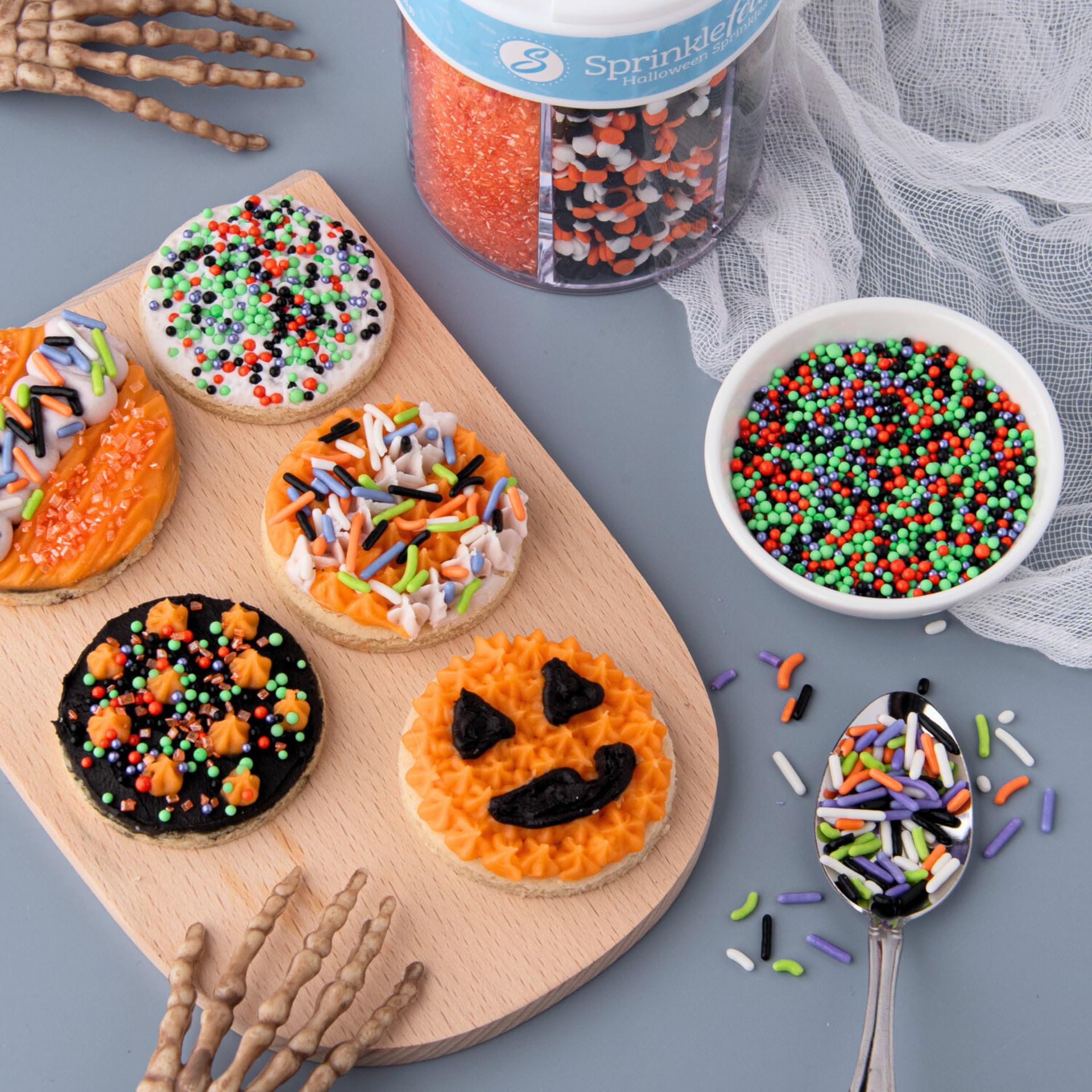 Sweets Indeed mesa de postres decorada para fiesta de Halloween