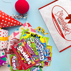 SWEETSIDE CANDY CO. caja junto a manos para referencia de tamaño