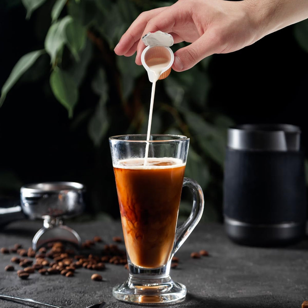 SWEETSIDE CANDY CO. cápsula junto a taza para comparar tamaño y porción controlada