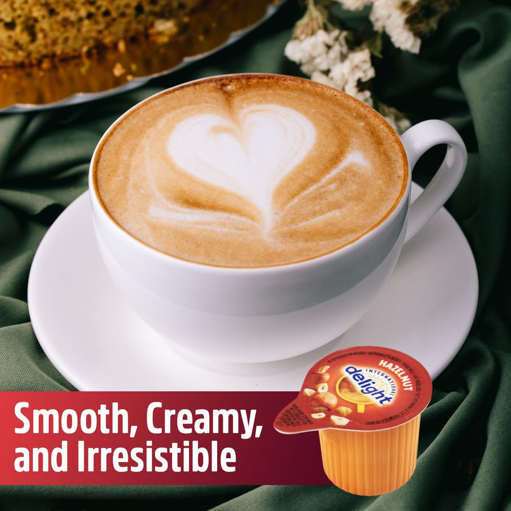 SWEETSIDE CANDY CO. creamer en uso sobre café caliente, aporta cremosidad y sabor avellana