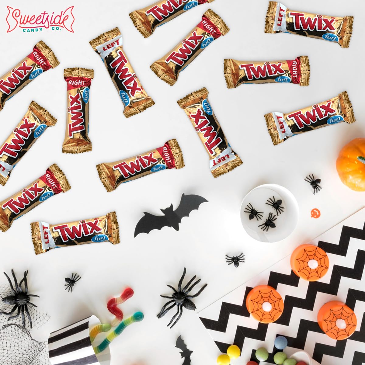SWEETSIDE CANDY CO. mini Twix dispuestos en mesa de fiesta para buffet de dulces