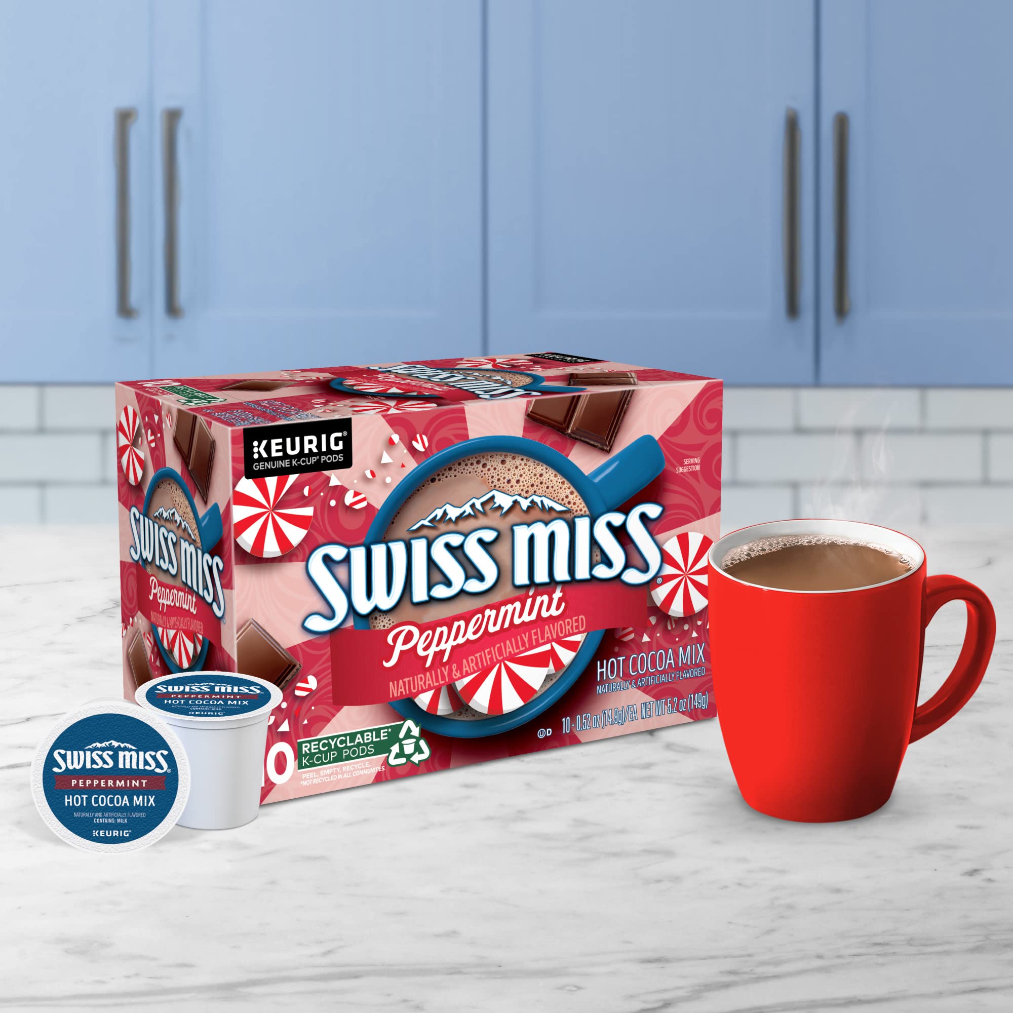 Swiss Miss cápsulas y taza sobre una mesa de café, ideal para reuniones y oficina