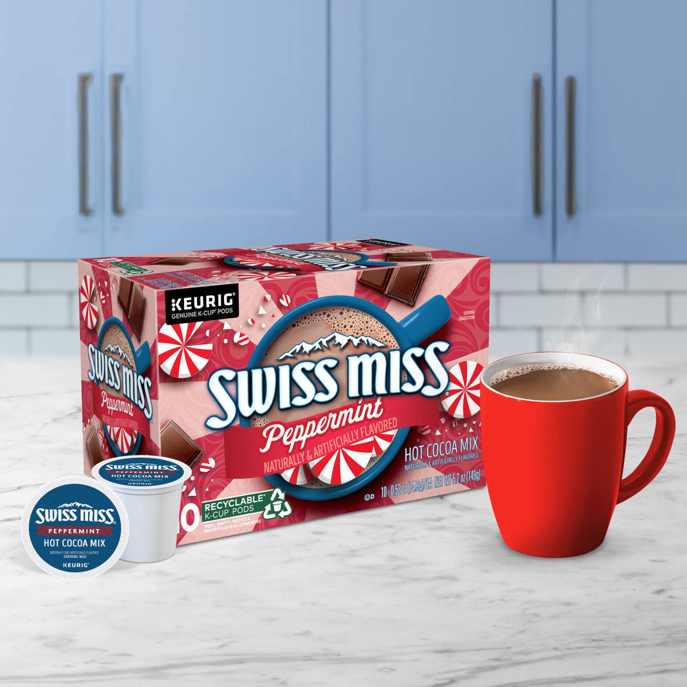 Swiss Miss cápsulas y taza sobre una mesa de café, ideal para reuniones y oficina