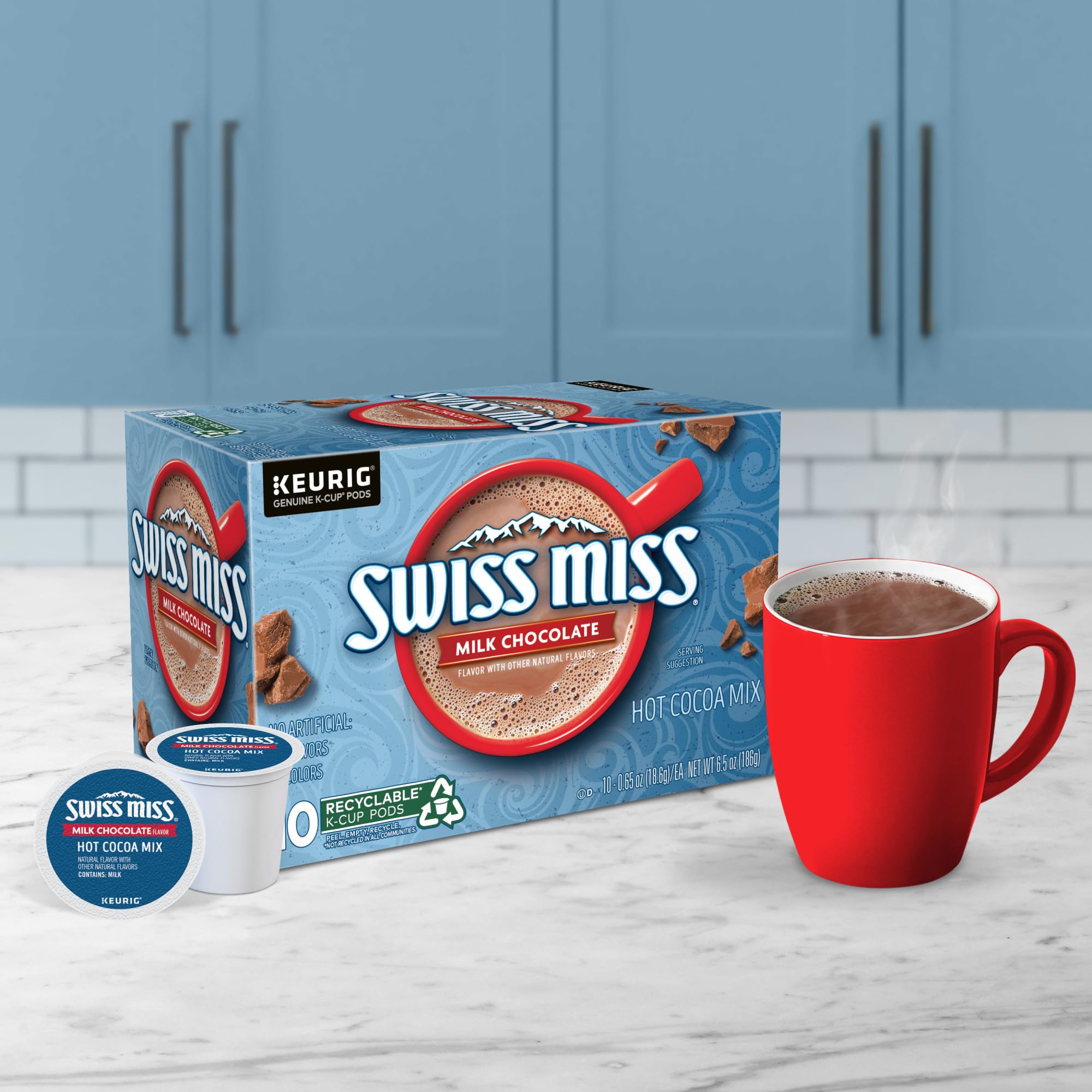 Swiss Miss taza en manos de un niño compartida, momento familiar reconfortante