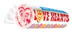 Swizzels persona sosteniendo Giant Love Heart demostrando tamaño y disfrute