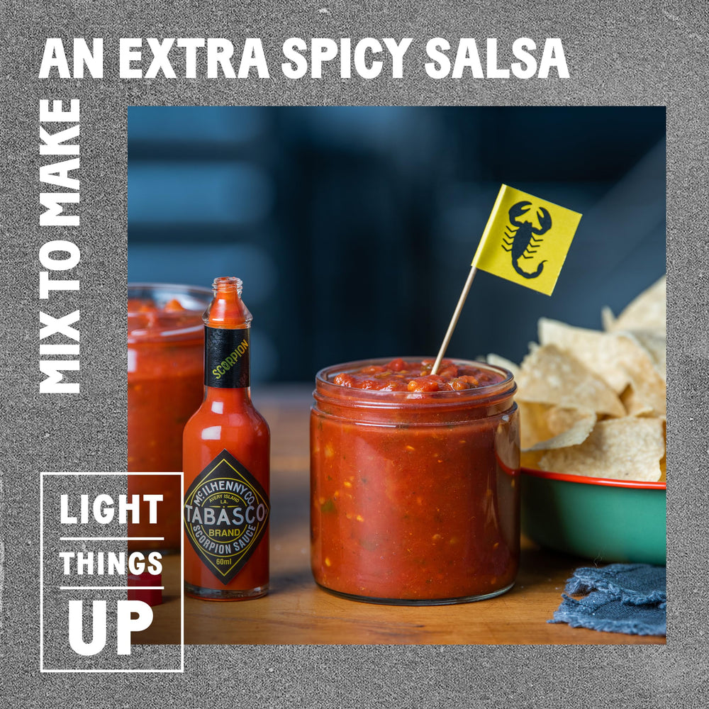 TABASCO Scorpion envase 64 oz junto a objetos cotidianos, demuestra escala y ahorro