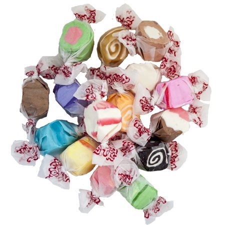 Taffy Town piezas surtidas en mano mostrando variedad de sabores