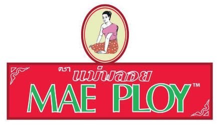 Presentación en mesa con platos tailandeses y frascos Mae Ploy, TastePadThai, ideal para regalar