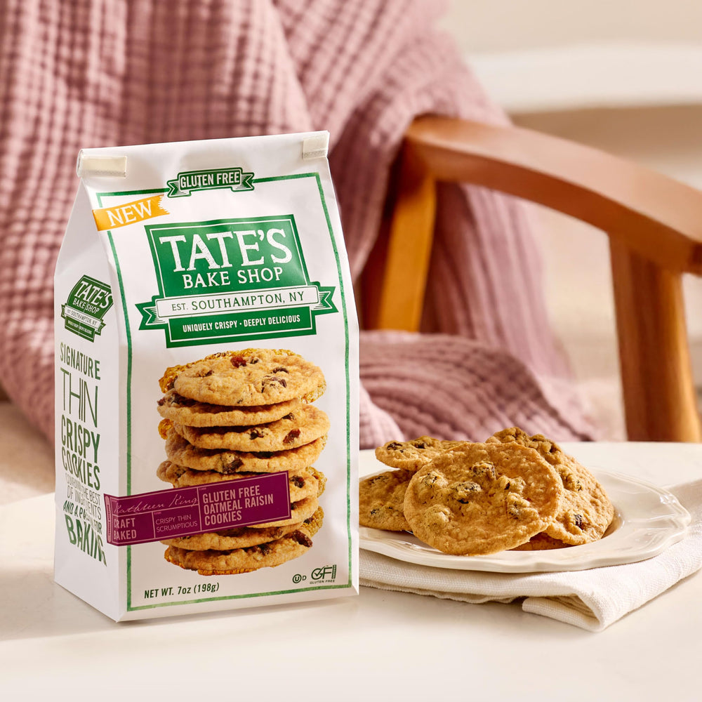 Tate's Bake Shop galleta en mano para comparar tamaño y porción fácil