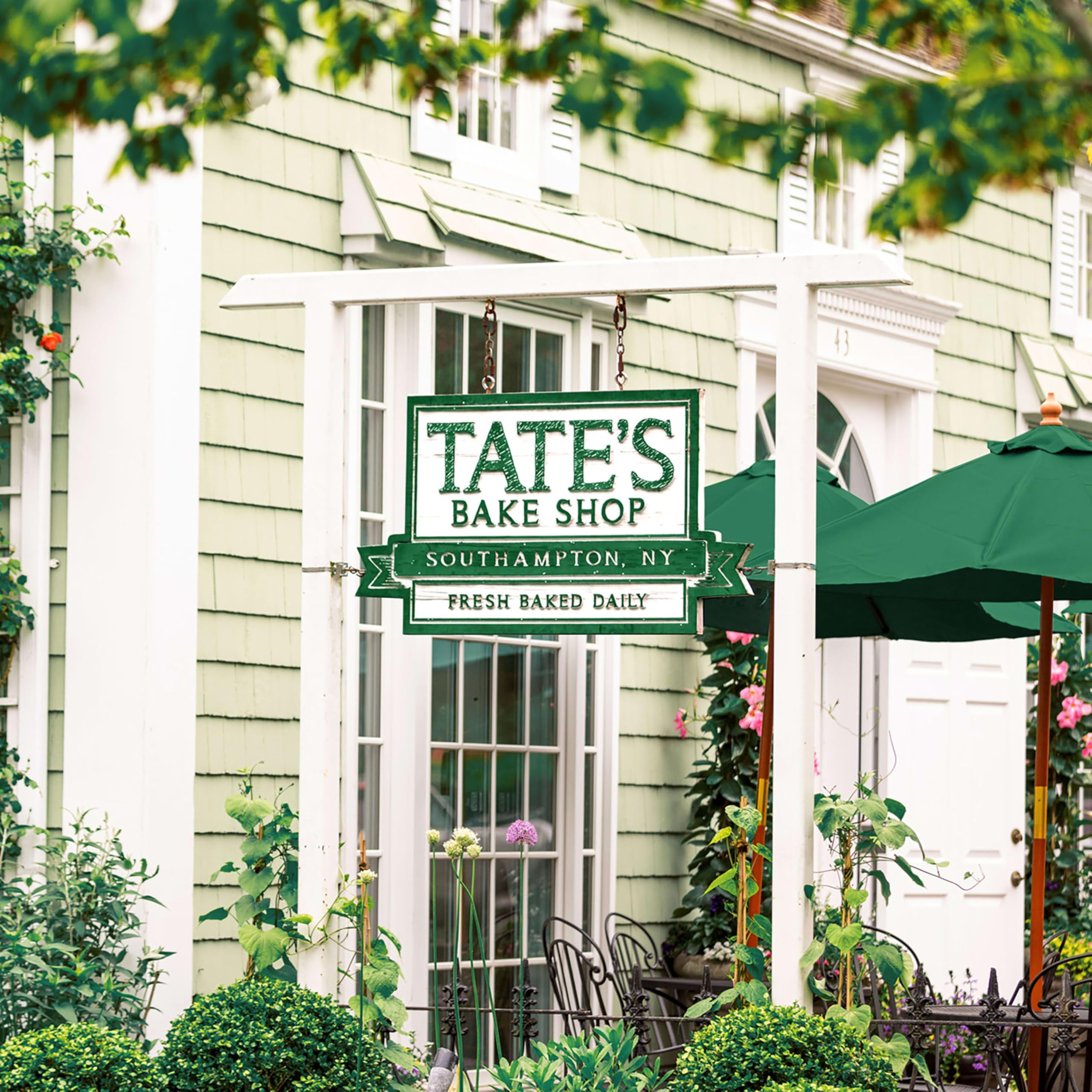 Tate's Bake Shop montón de galletas con pasas destacando cantidad y aspecto