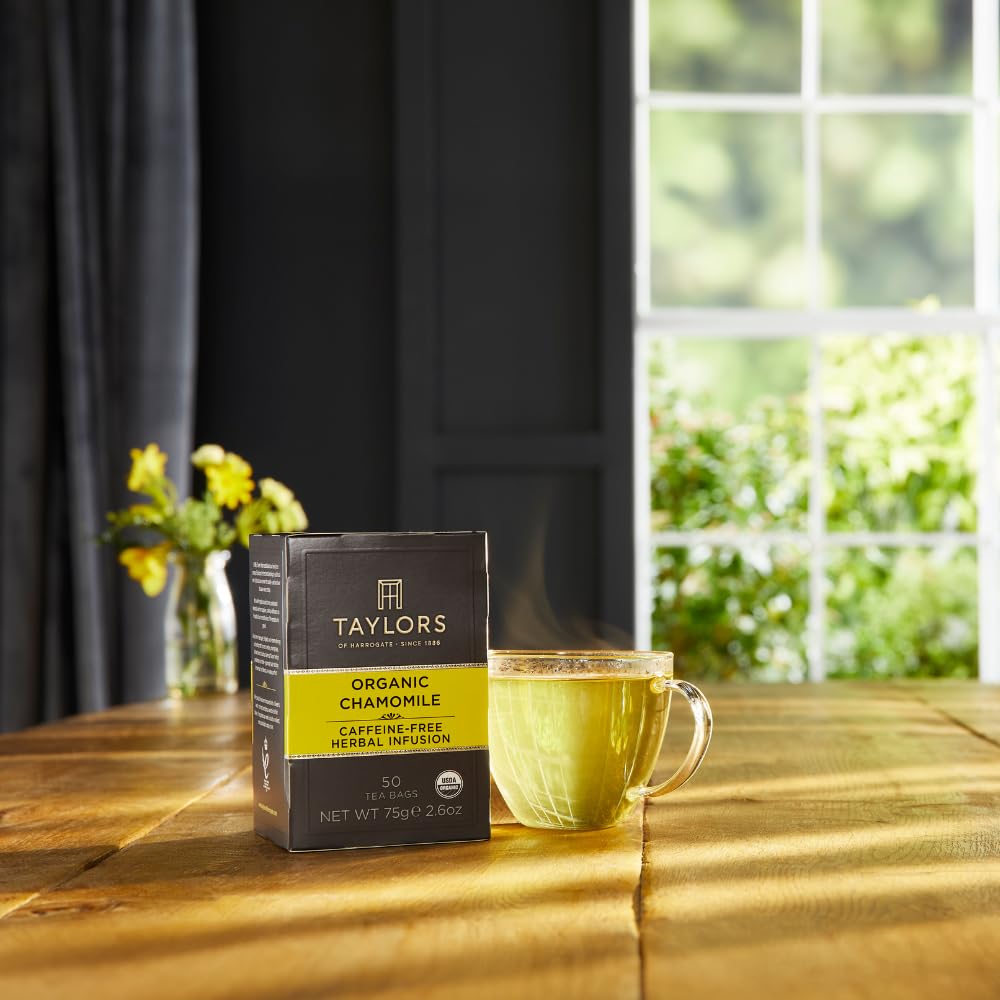 Taylors of Harrogate caja junto a objeto cotidiano para escala visual