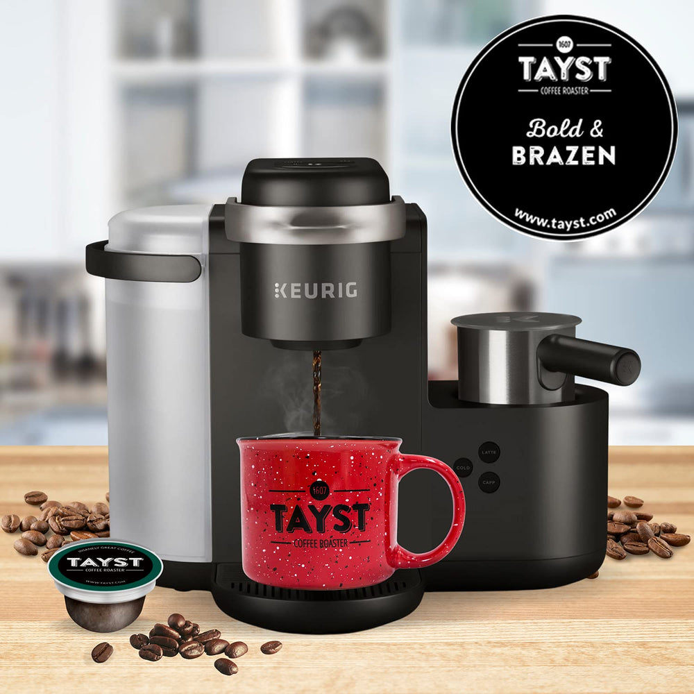 Tayst cápsula en máquina en uso prepara café rápidamente