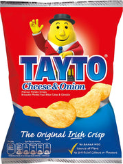Tayto frontal del paquete mostrando diseño y sabor Cheese & Onion, conveniencia visible