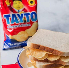 Tayto bowls con bolsas abiertas en mesa social, Tayto ideal para compartir