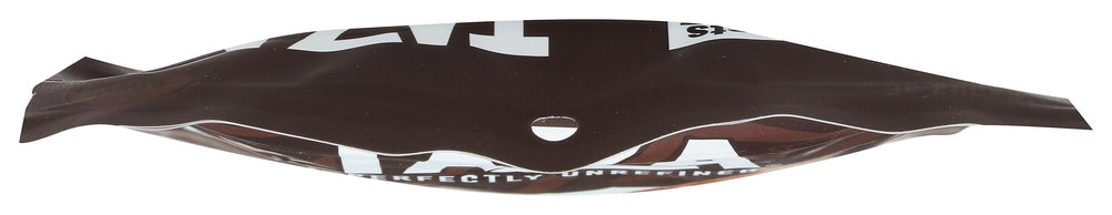 Taza Chocolate bolsa en mano demostrando tamaño portátil y conveniencia