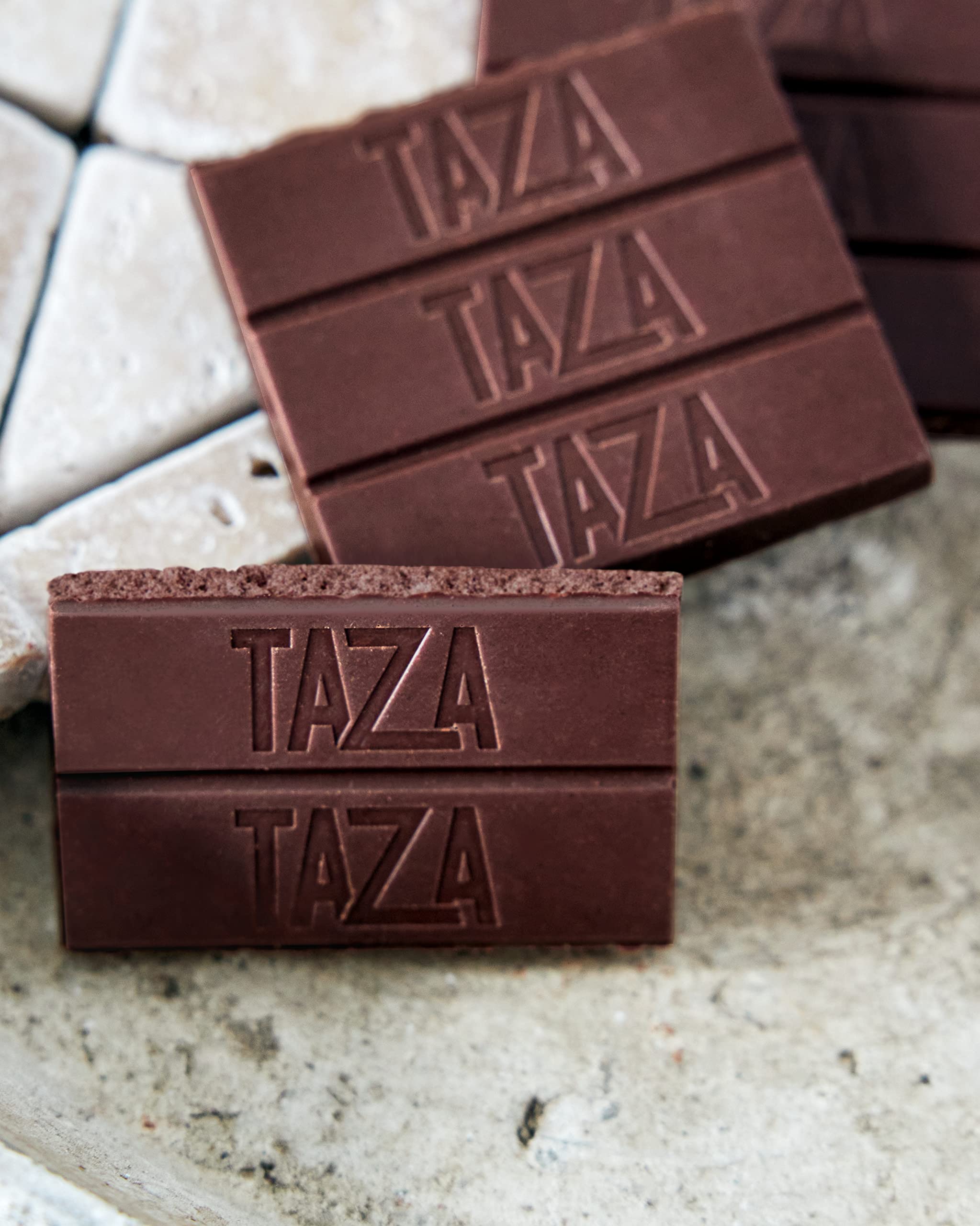 Taza Chocolate en escena junto a taza de café para maridar sabores fuertes