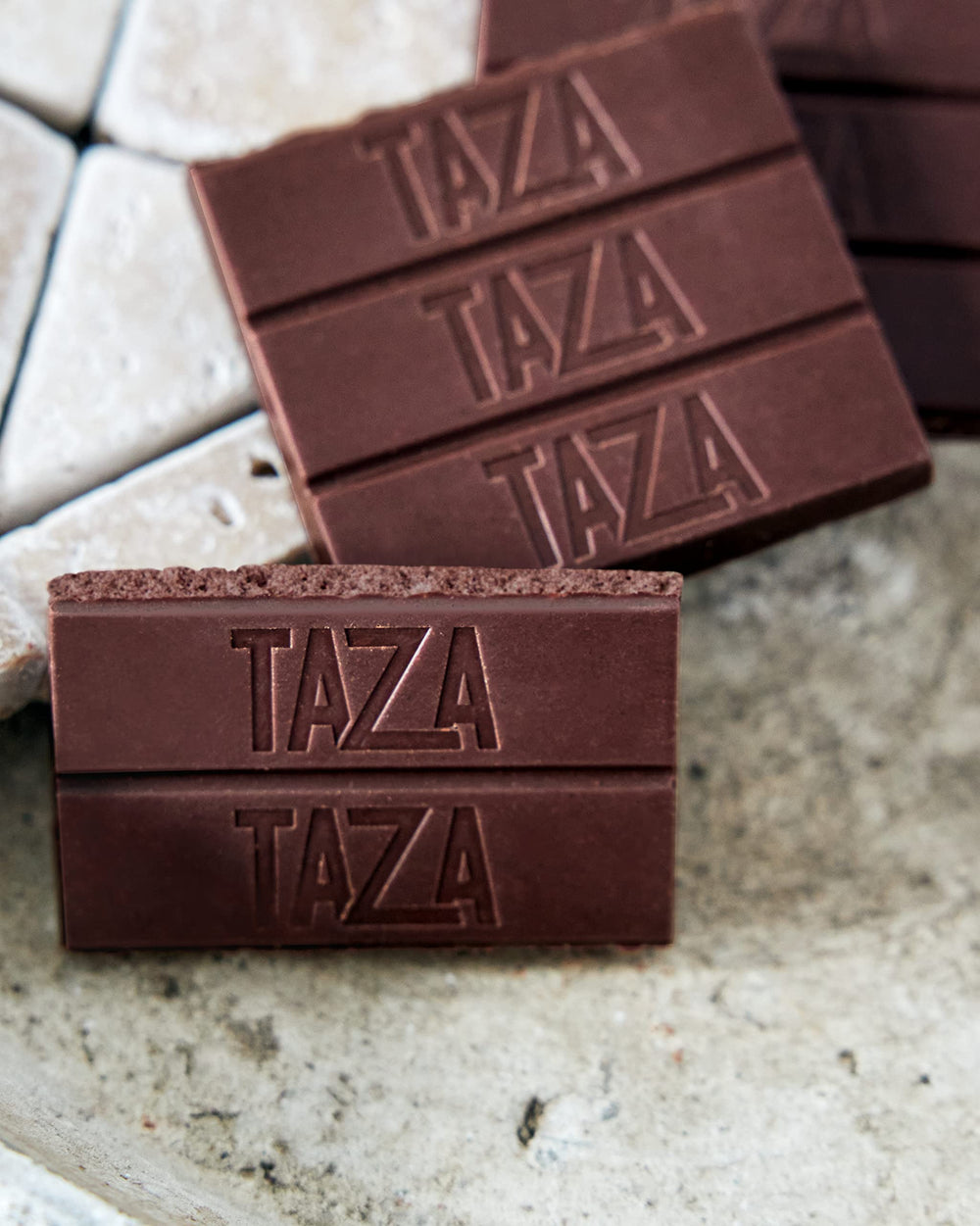 Taza Chocolate en escena junto a taza de café para maridar sabores fuertes
