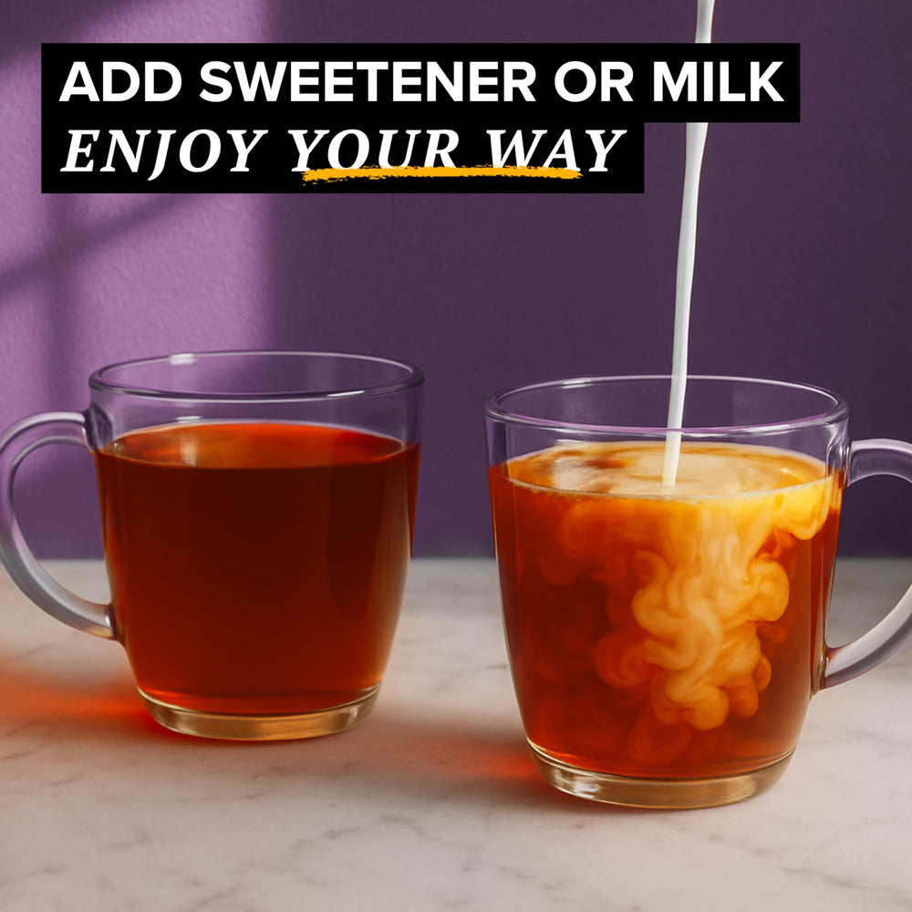 TAZO taza con té vertiéndose, listo para una infusión energizante