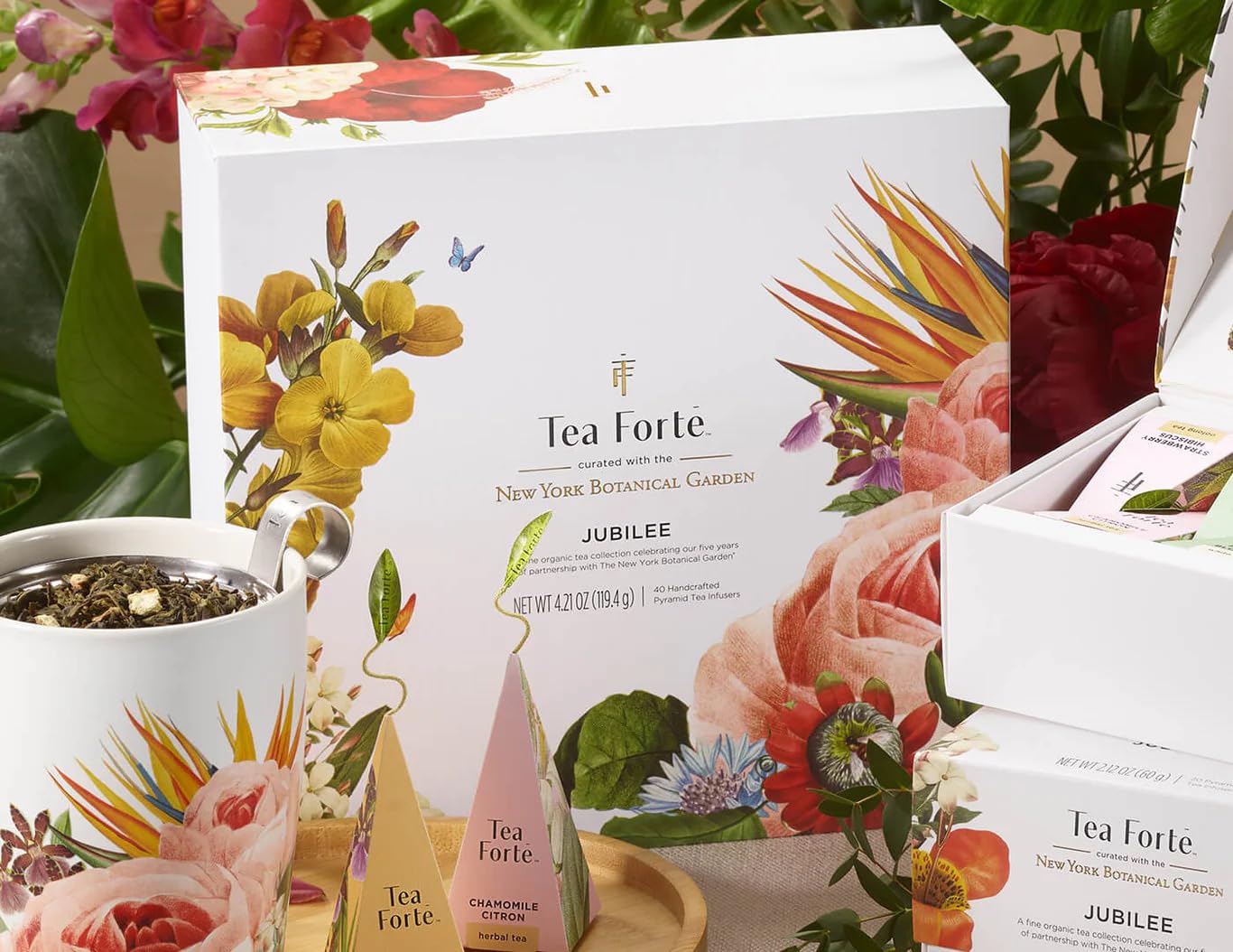 Tea Forté pirámide junto a regla mostrando el tamaño real para referencia