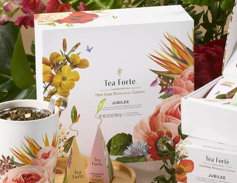 Tea Forté pirámide junto a regla mostrando el tamaño real para referencia