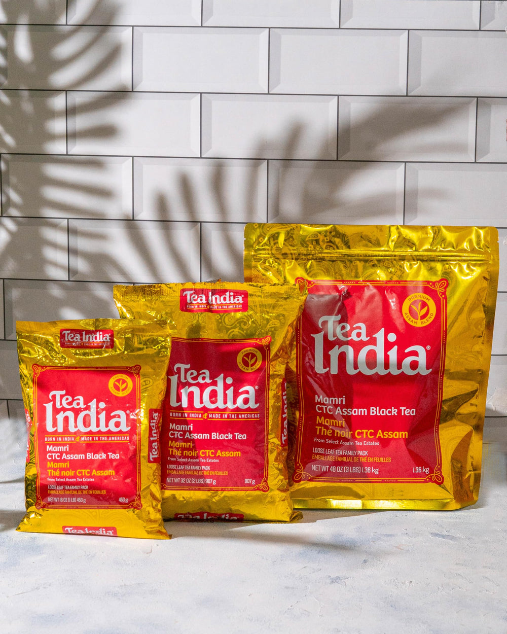 Tea India comparación tamaño en mano ilustrando volumen del empaque