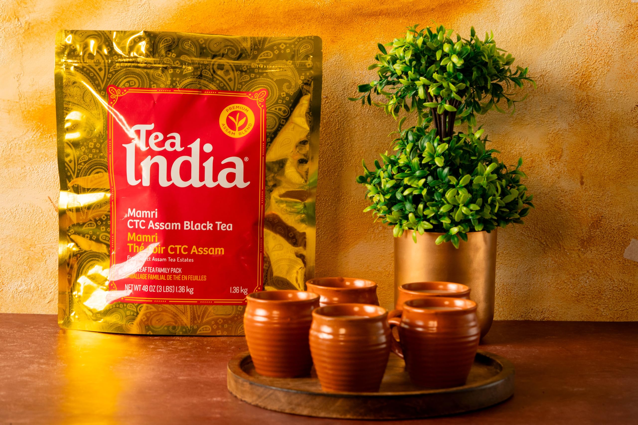 Tea India taza servida en cocina resaltando uso diario y calidez