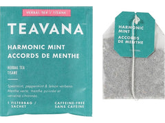 Teavana bolsita en primer plano detalle de filtro y hierbas para infusión fresca