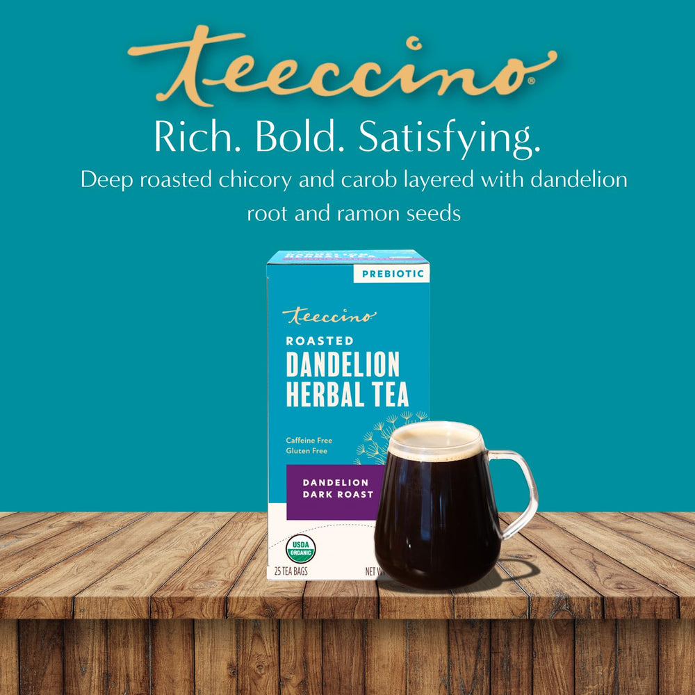Teeccino mano sosteniendo bolsita para muestra de tamaño y calidad