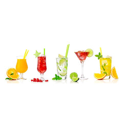 Vaso con agua con gas y Teisseire Grenadine servido, refresco burbujeante listo