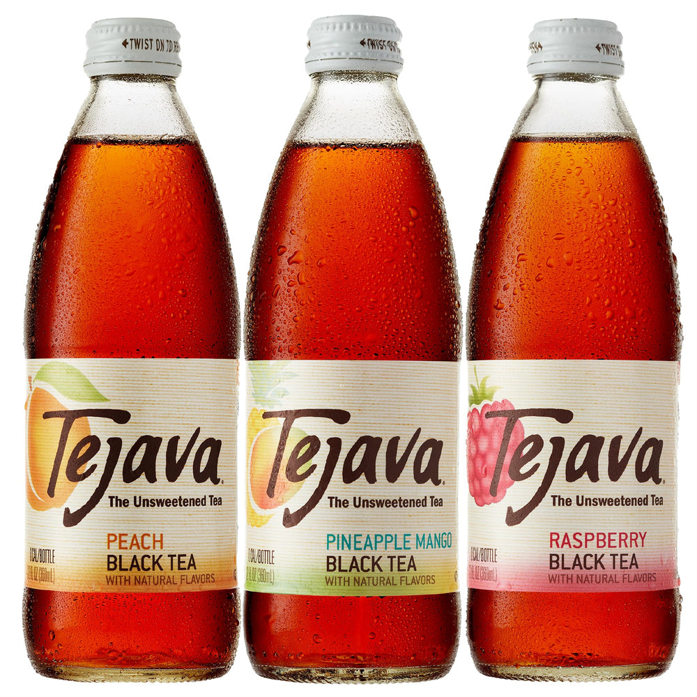 Botellas Tejava servidas en mesa durante evento mostrando presentación premium