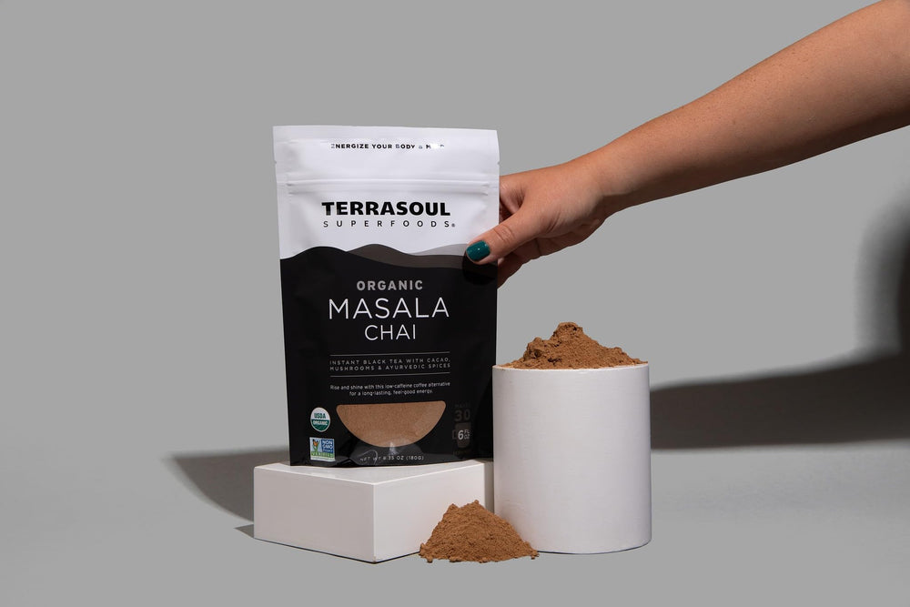 Terrasoul Superfoods vaso de iced chai sobre hielo refrescante y listo