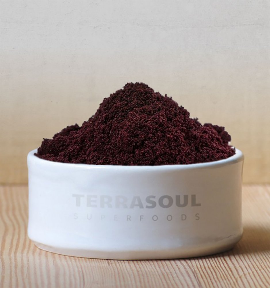 Terrasoul Superfoods polvo de maqui incorporado en un batido colorido para energía diaria