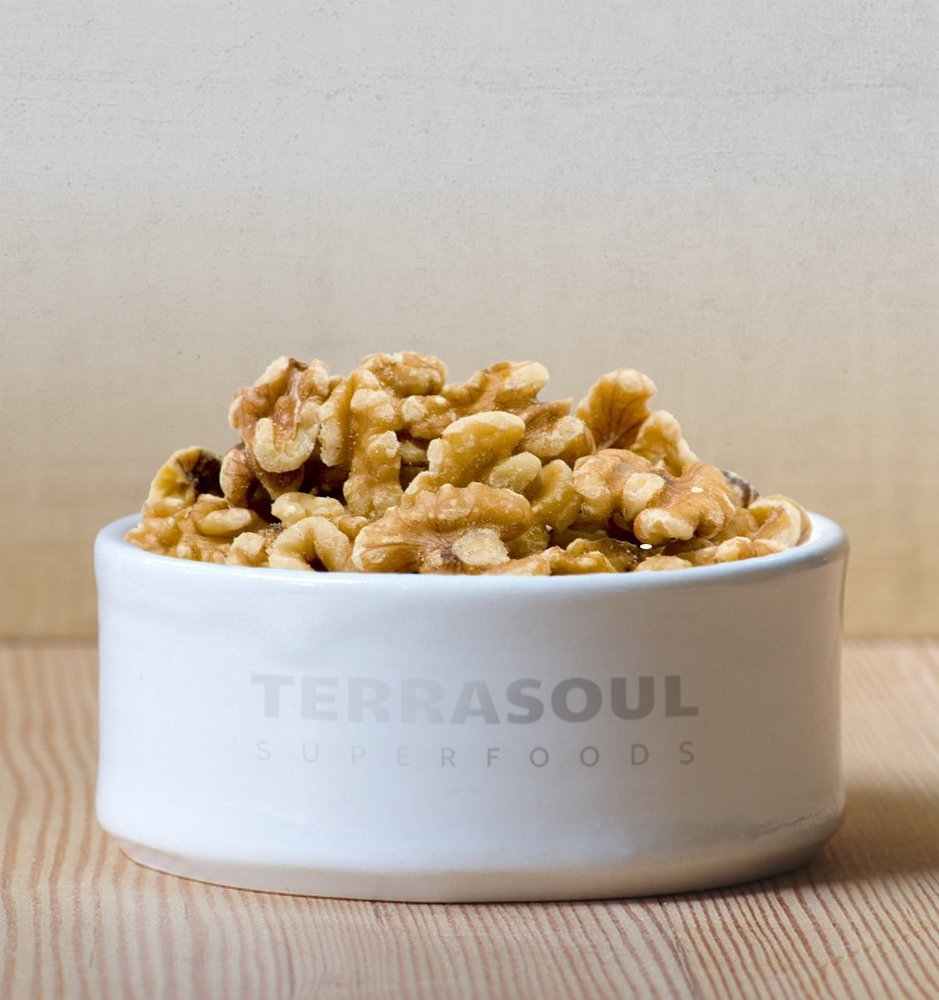 Terrasoul Superfoods comparación de porción con mano, tamaño de mitades