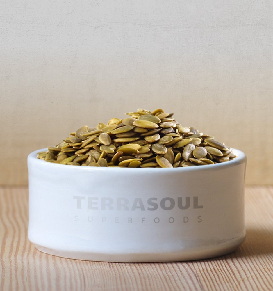 Terrasoul Superfoods pepitas en cuchara listas para añadir a recetas, práctico y versátil