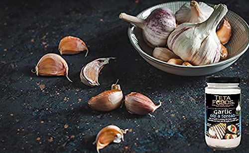 TETA FOODS Toum presente en mesa con platos mediterráneos inspirando servicio