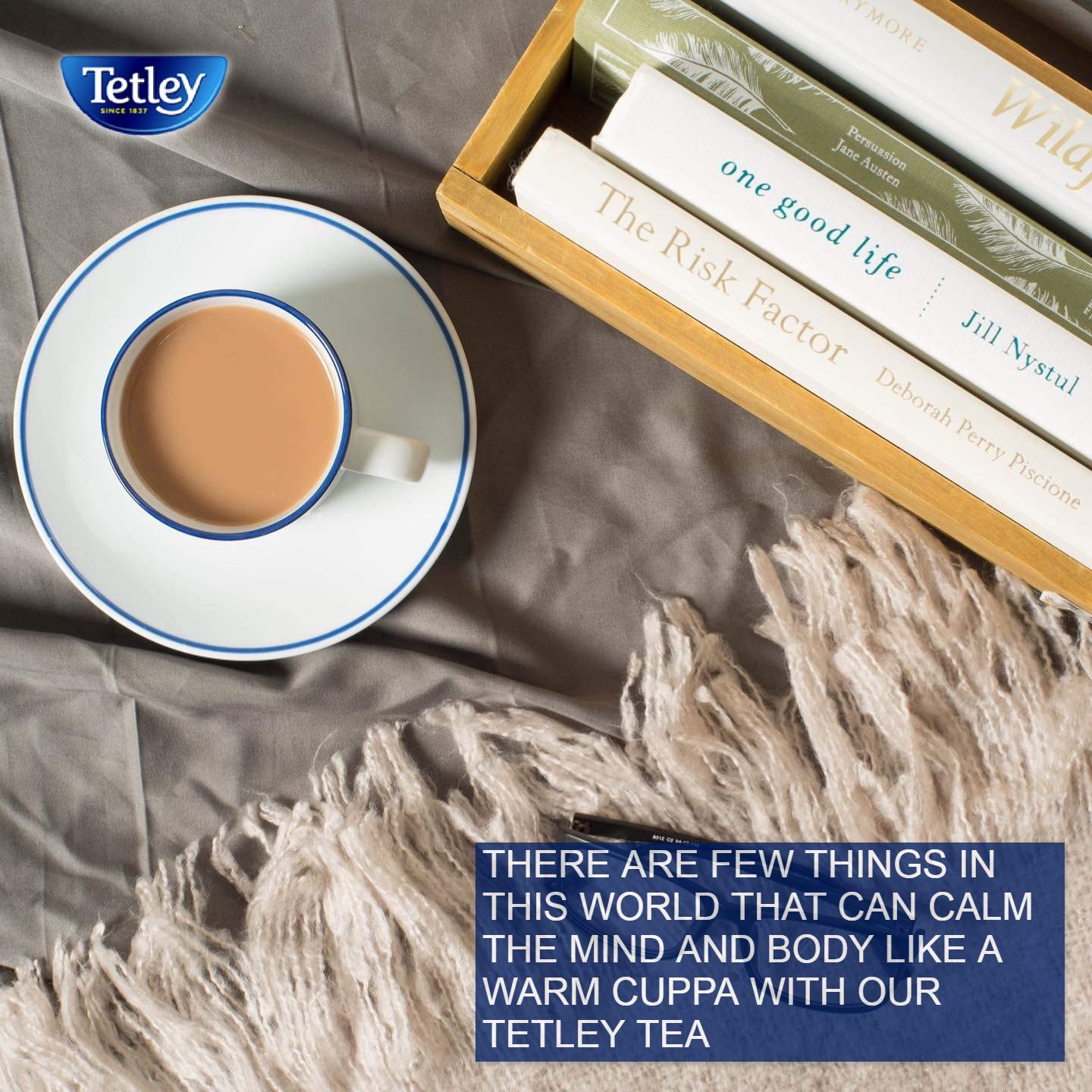 Tetley taza humeante de té caliente destacando aroma reconfortante y sabor robusto