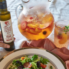 TEXAS HILL COUNTRY OLIVE CO. vertiendo sobre ensalada para realzar sabores