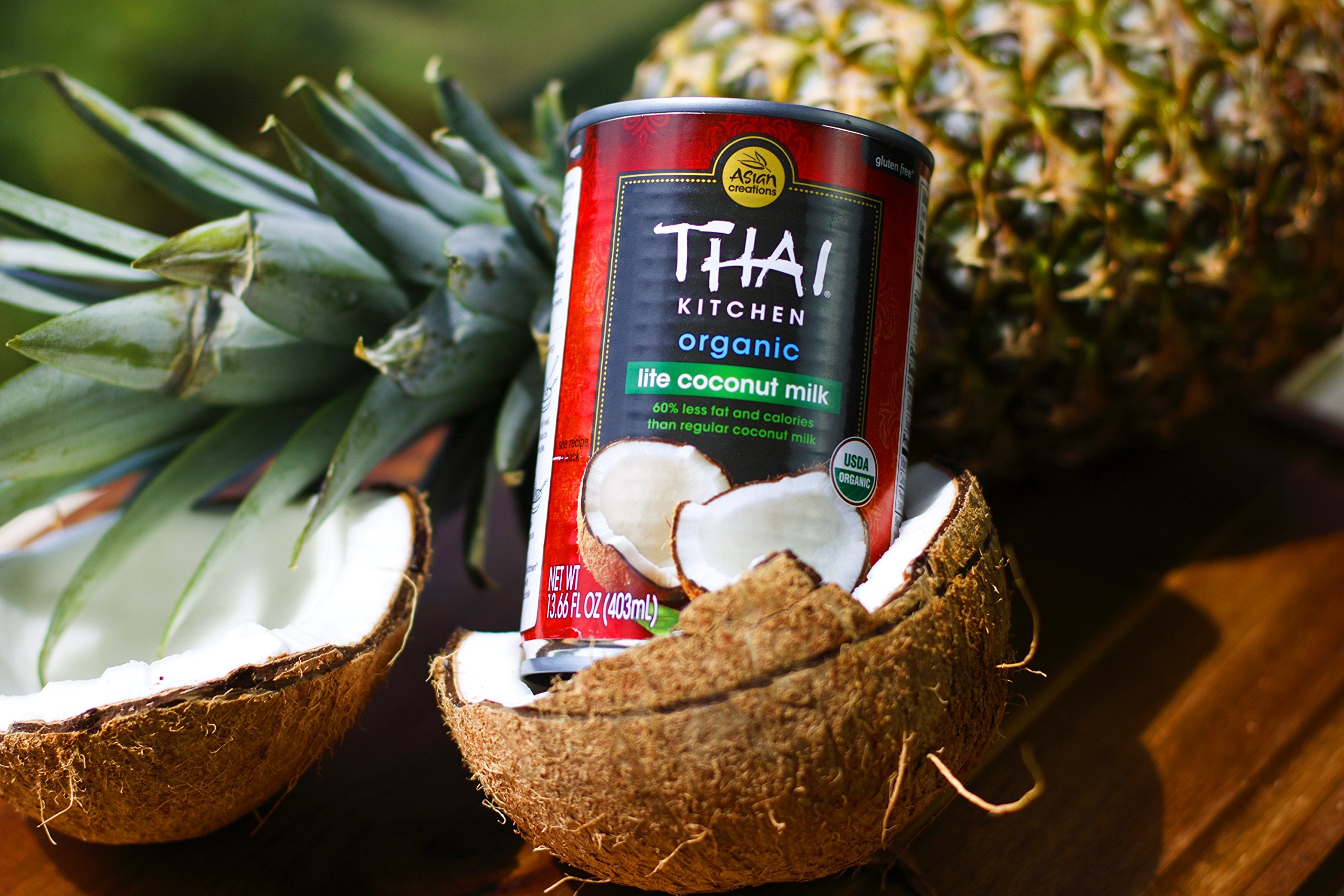 Thai Kitchen lata junto a una taza para comparar tamaño y porciones prácticas