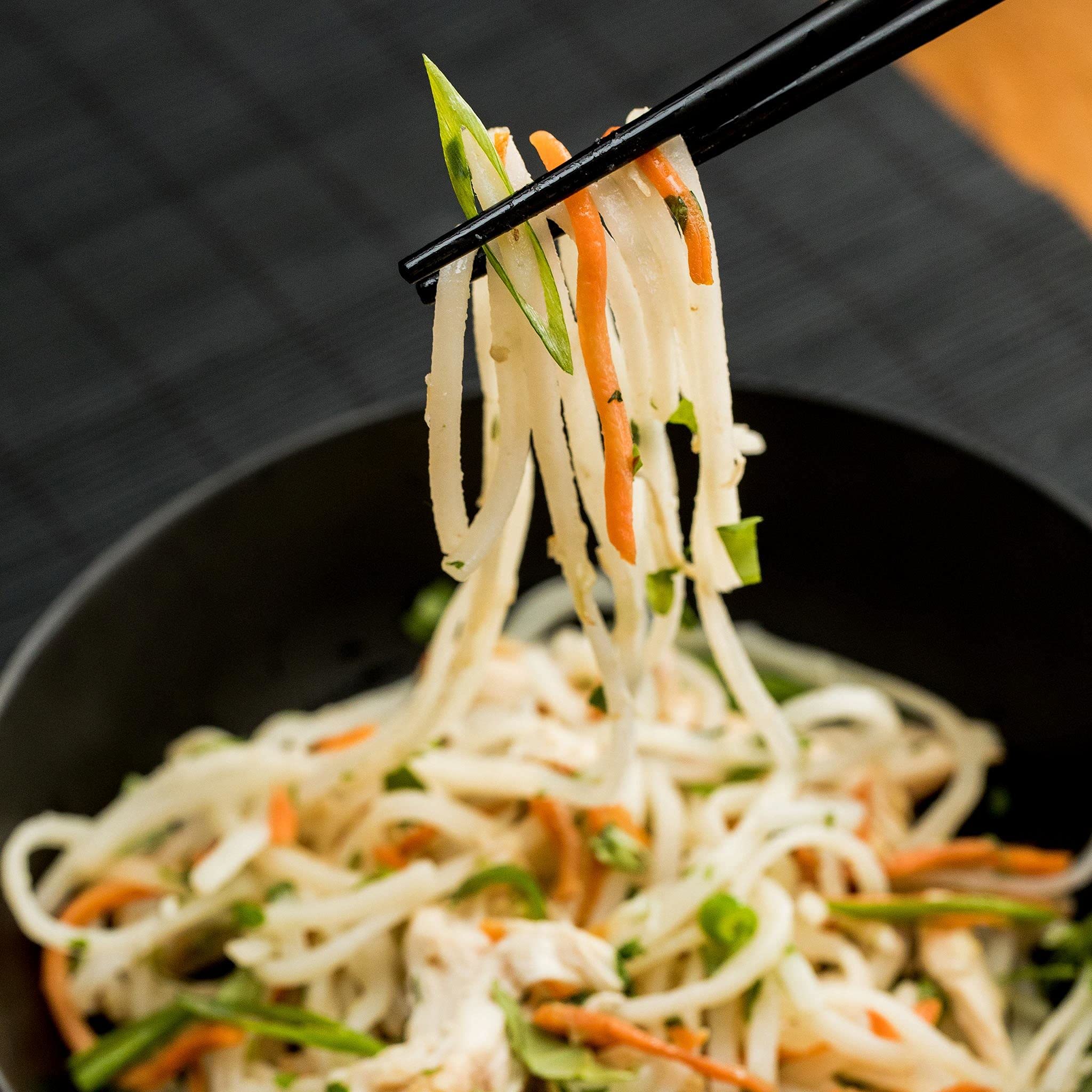 Thai Kitchen etiqueta que indica sin gluten y al vapor, fácil elección