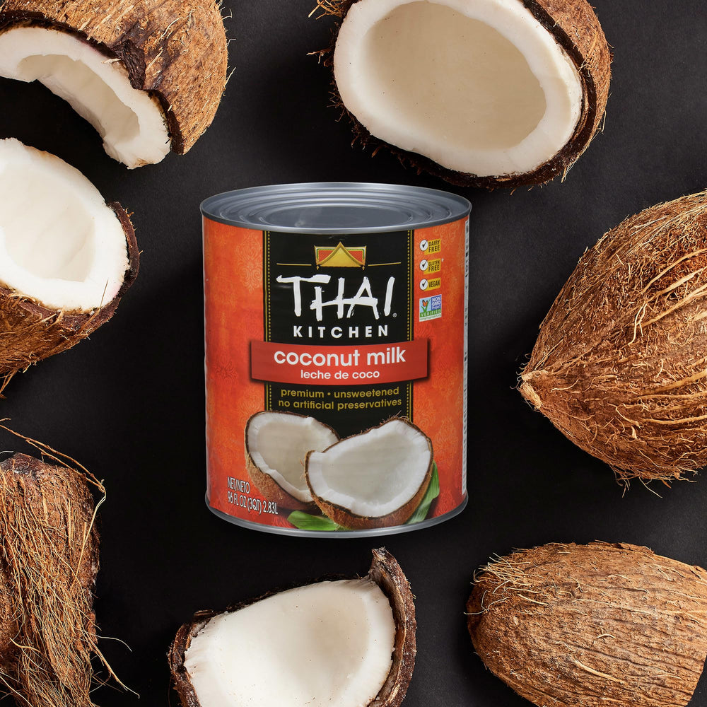 Thai Kitchen leche de coco en cocina profesional con ollas grandes, formato a granel