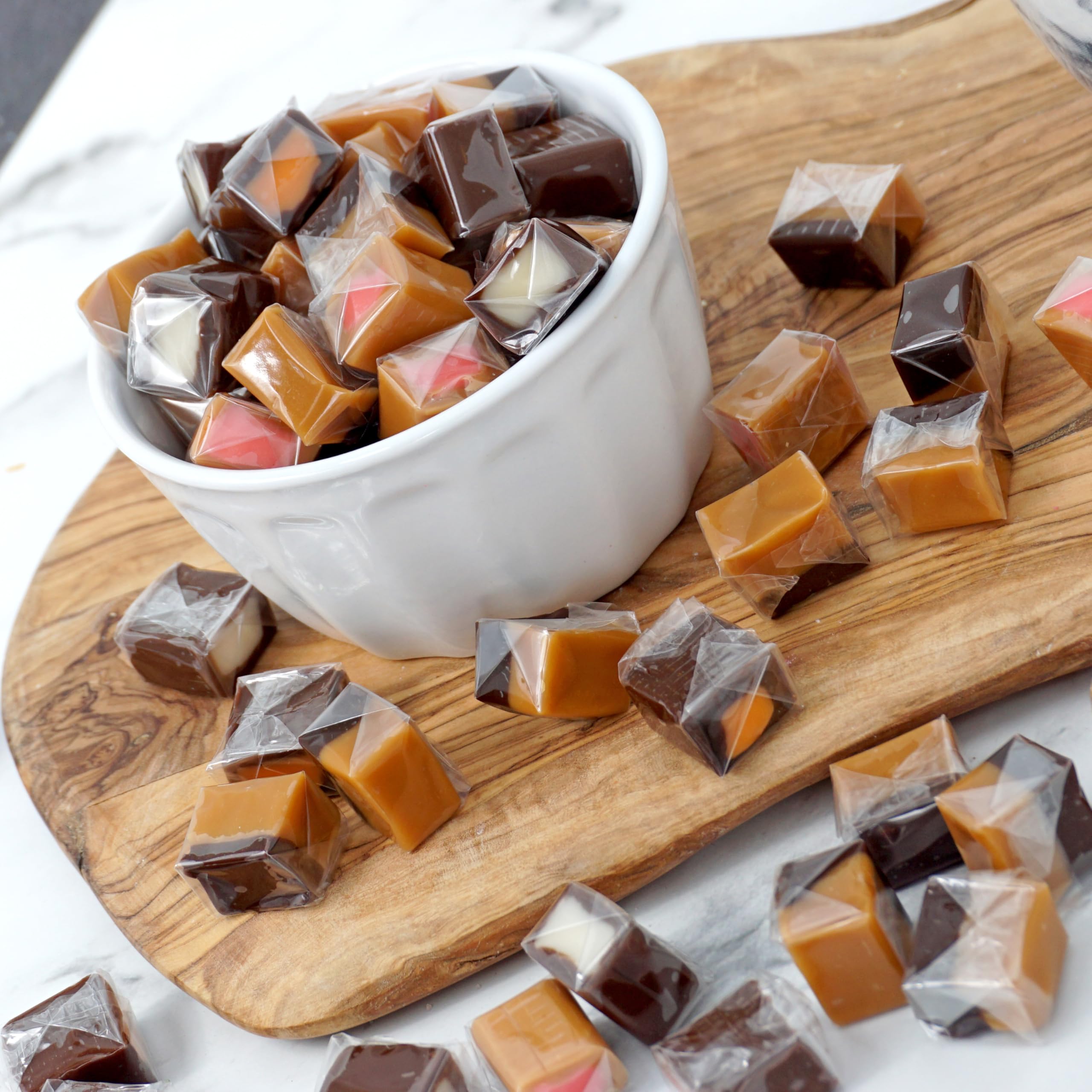 THE HAMPTON CANDY COMPANY caramelo en mano para comparar tamaño y porciones prácticas