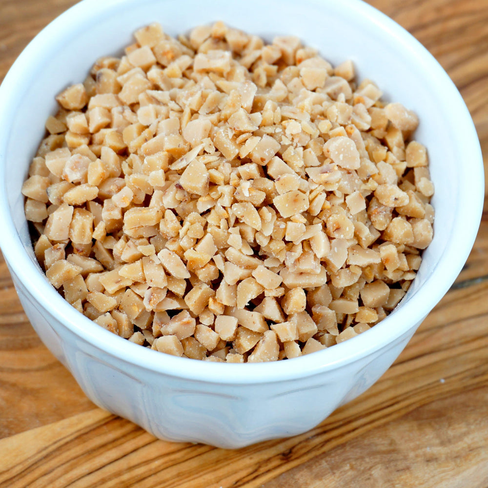 THE HAMPTON CANDY COMPANY toffee bits espolvoreados en helado, contraste crujiente y sabor
