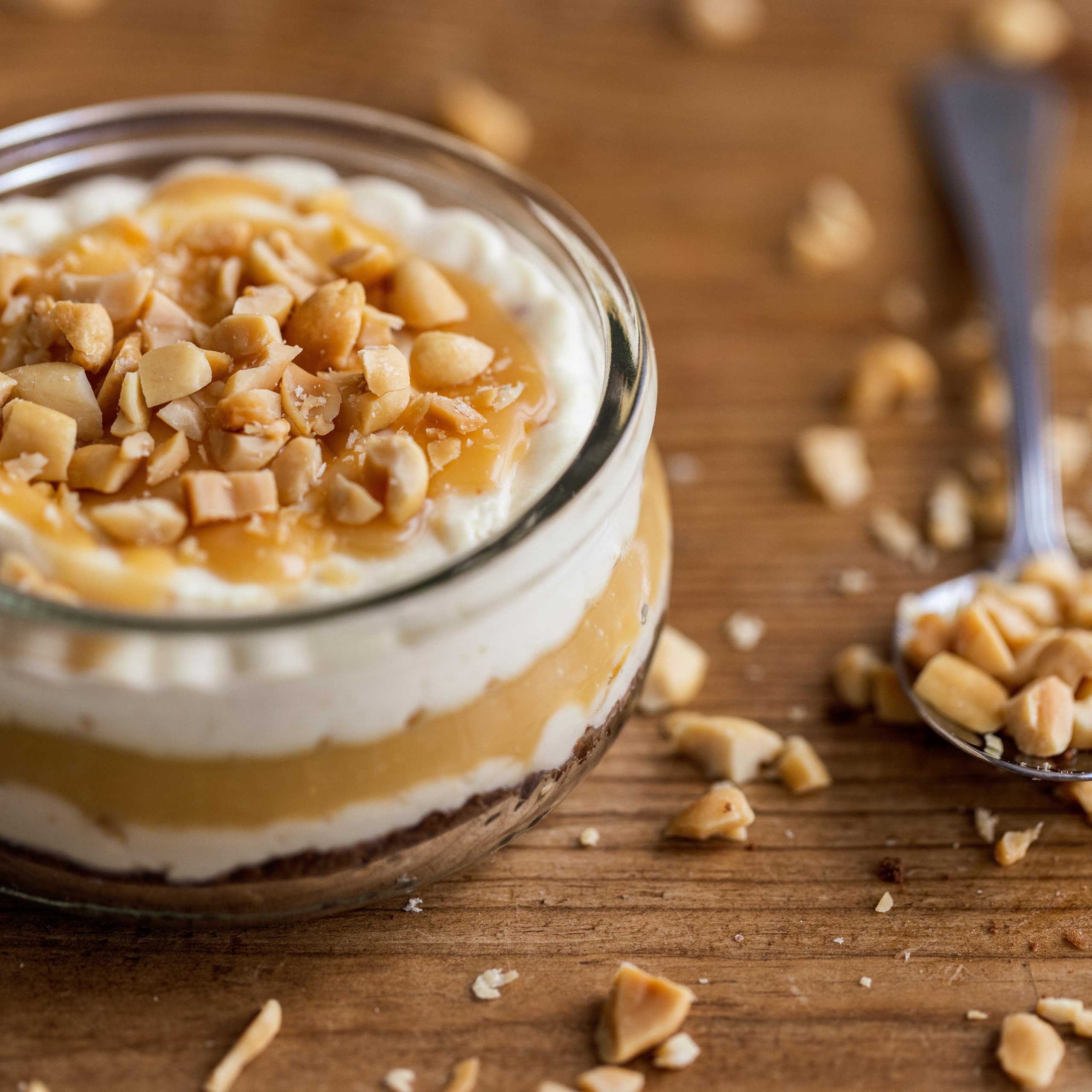 THE HAMPTON CANDY COMPANY toffee bits junto a una regla, muestra tamaño práctico para recetas