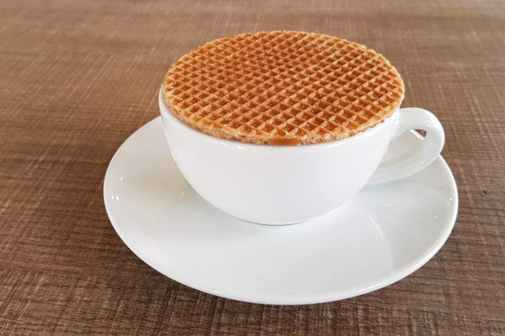 The Old Mill stroopwafel junto a regla para comparar tamaño real