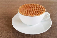 The Old Mill stroopwafel junto a regla para comparar tamaño real