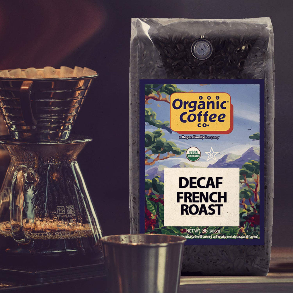 The Organic Coffee Co. bolsa junto a taza para comparar tamaño y porciones