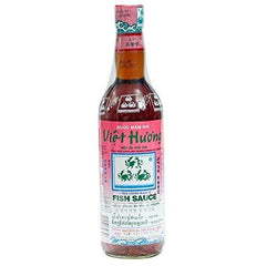 Three Crabs Brand botella frontal de 24 oz mostrando etiqueta y vertido controlado